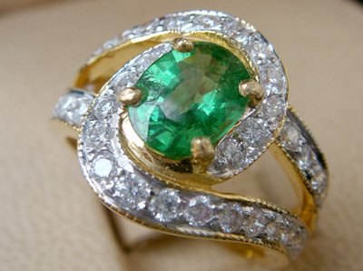 แหวนพลอยเขียว ใบเซอร์ฯ  (นน.ทอง 6.8 กรัม เพชร 38P=0.94 กะรัต พลอย 1.31 กะรัต)  ราคา : 52,000 บาท
