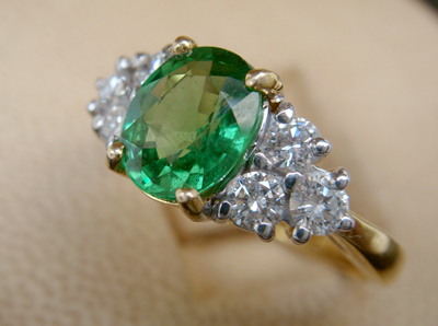 แหวนพลอยเขียว ใบเซอร์ฯ  (นน.ทอง 4.7 กรัม เพชร 6P=0.45 กะรัต พลอย 1.20 กะรัต)  ราคา : 24,000 บาท