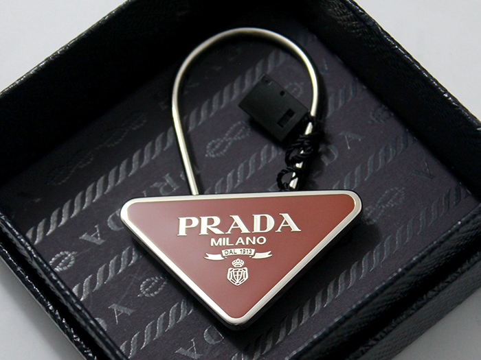  พวงกุญแจ Prada  ราคา / Price:    5,500     บาท / Bath